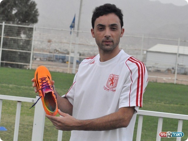 דורון אמזלג יחד עם הנעל של מסי